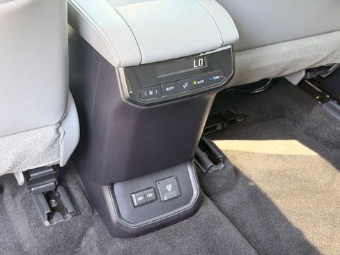 Used 2023 Toyota Highlander Limited FWD image 17