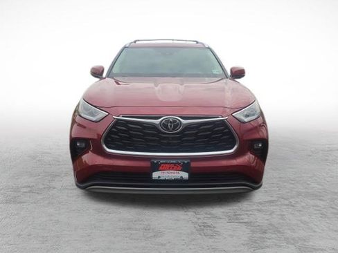 Certified 2025 Toyota Highlander Platinum image 2