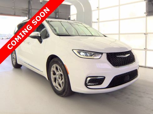 Used 2023 Chrysler Pacifica Limited FWD image 3