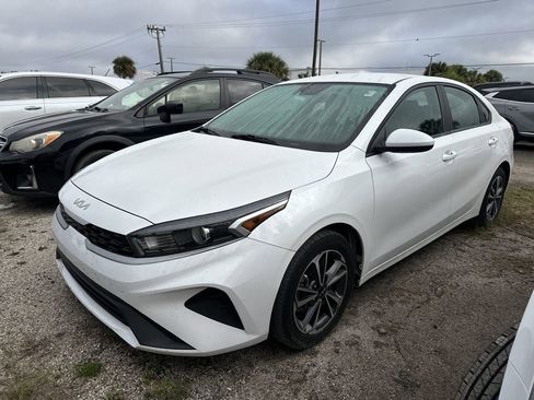Used 2022 Kia Forte LXS image 2