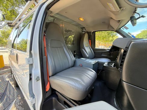 Used 2015 Chevrolet Express 2500 RWD image 14