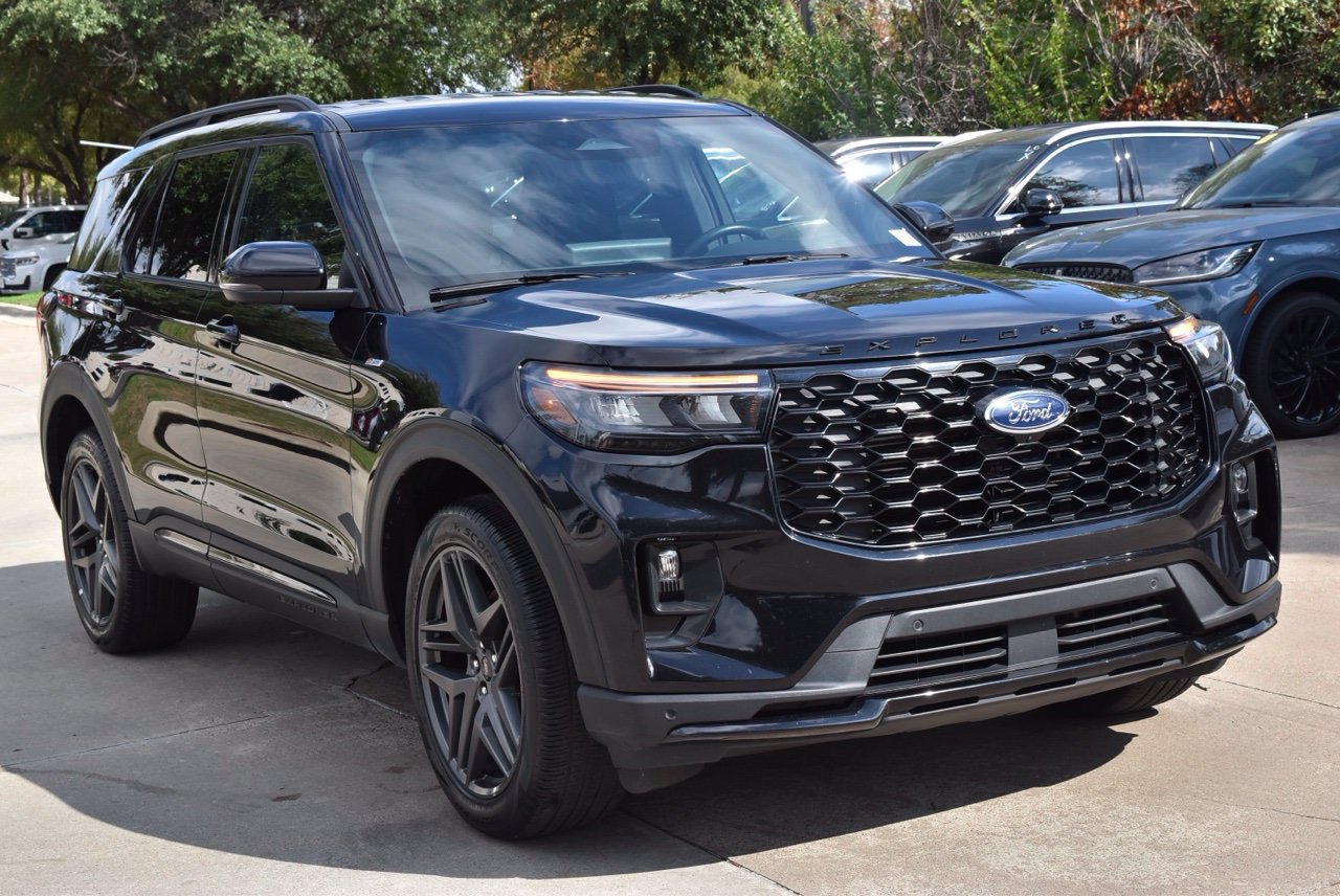 Used 2025 Ford Explorer ST-Line w/ ST-Line Street Pack AWD/4WD image 4