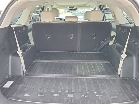 Used 2022 Kia Sorento S w/ Panoramic Sunroof Package FWD image 9