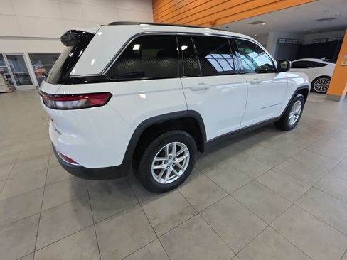 Used 2023 Jeep Grand Cherokee Laredo w/ Luxury Tech Group I AWD/4WD image 7