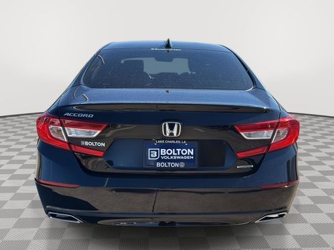 Used 2018 Honda Accord Touring image 4