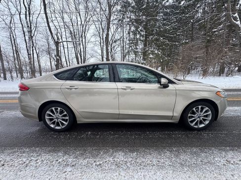 Used 2017 Ford Fusion SE w/ Fusion SE Technology Package image 6