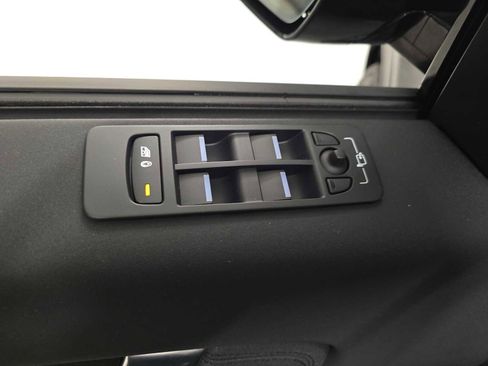 Used 2023 Land Rover Discovery Sport SE image 27