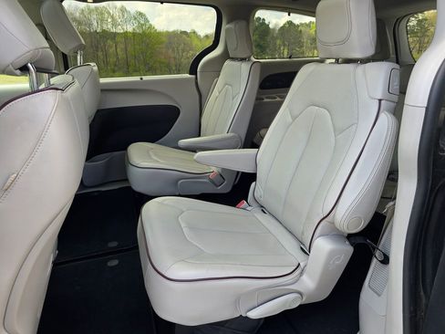 Used 2017 Chrysler Pacifica Limited image 21