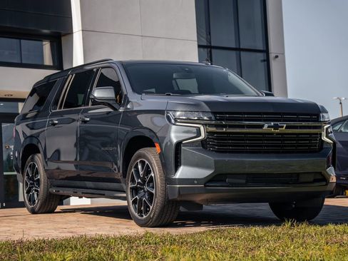 Used 2021 Chevrolet Suburban RST w/ Luxury Package RWD image 7