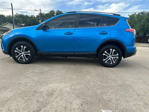 Used 2018 Toyota RAV4 LE FWD image 8