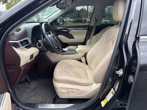 Used 2020 Toyota Highlander Platinum image 19
