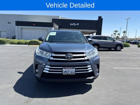 Used 2019 Toyota Highlander XLE FWD image 2