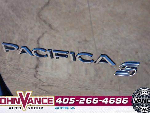 Used 2025 Chrysler Pacifica Limited image 12