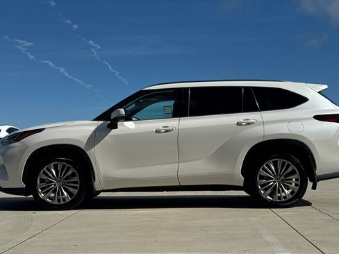 Used 2021 Toyota Highlander Platinum AWD/4WD image 2
