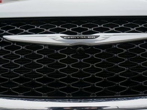 Used 2024 Chrysler Pacifica Touring-L image 72