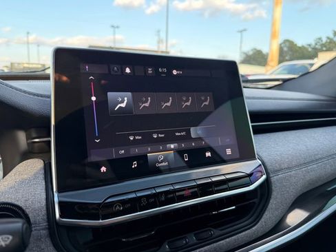 Used 2024 Jeep Compass Latitude image 12