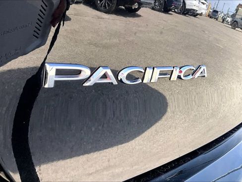 Used 2024 Chrysler Pacifica Touring-L image 44