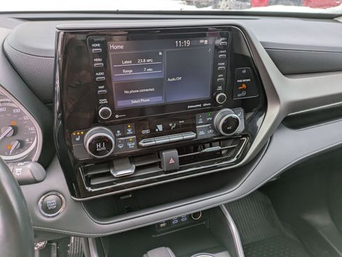 Used 2022 Toyota Highlander XLE image 11