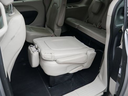 Used 2021 Chrysler Pacifica Touring-L image 44