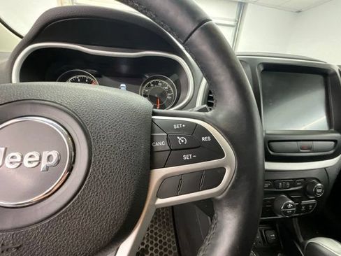 Used 2017 Jeep Cherokee Trailhawk AWD/4WD image 14