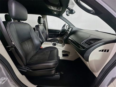 Used 2019 Dodge Grand Caravan SXT image 7