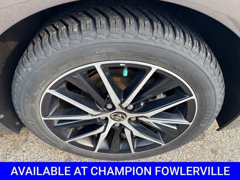 Used 2021 Toyota Camry SE w/ Cold Weather Package FWD image 11