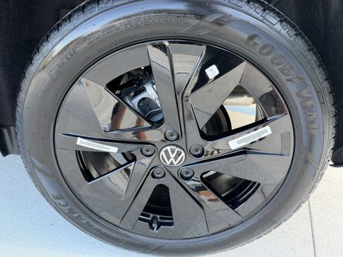 New 2026 Volkswagen Taos SE image 30