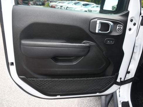 Used 2022 Jeep Gladiator Sport AWD/4WD image 9