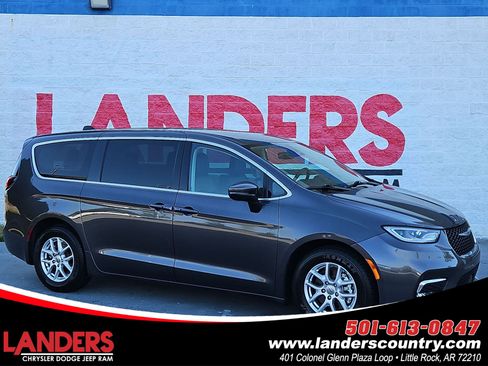 Used 2023 Chrysler Pacifica Touring-L FWD image 1