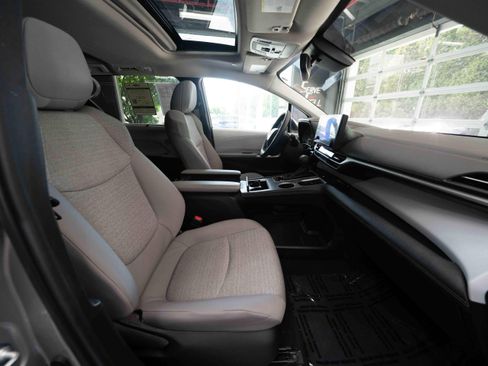 Used 2025 Toyota Sienna LE w/ LE Plus Package AWD/4WD image 27