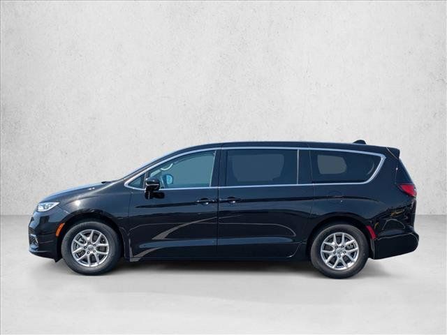 Used 2024 Chrysler Pacifica Touring-L FWD image 9