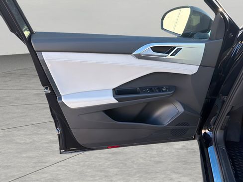 New 2025 Volkswagen Taos SE image 28