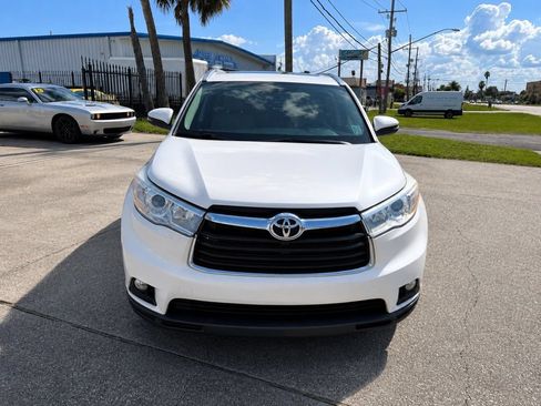 Used 2014 Toyota Highlander XLE FWD image 2