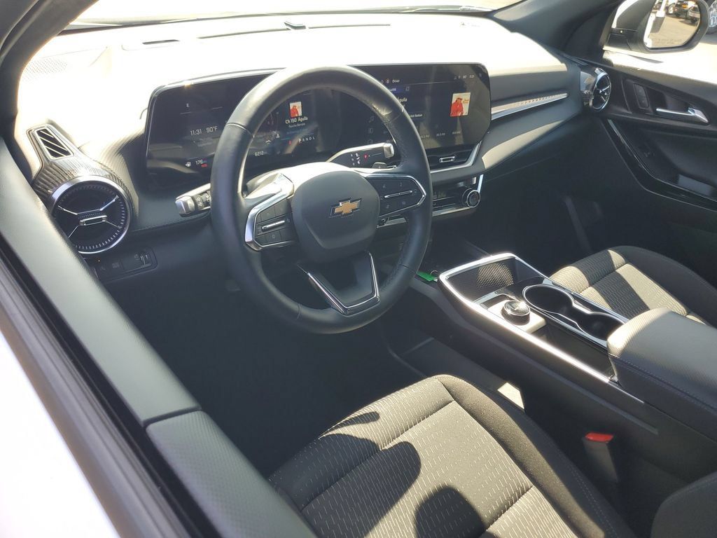 Used 2026 Chevrolet Equinox LT w/ Safety and Technology Package FWD image 10