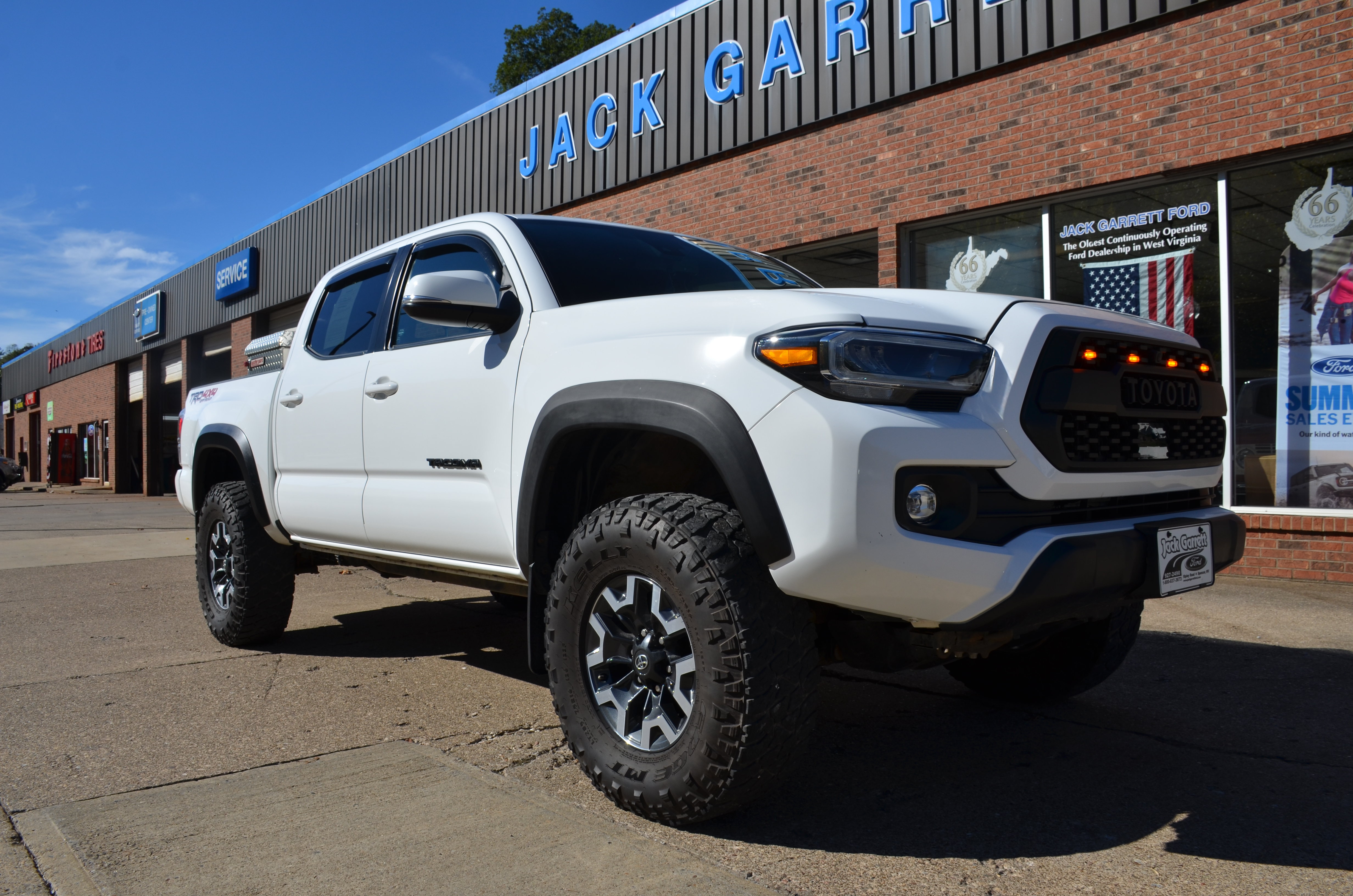 Used 2023 Toyota Tacoma TRD Off-Road w/ Technology Package AWD/4WD image 1