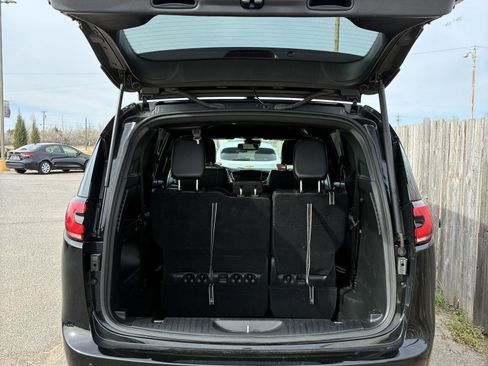 Used 2025 Chrysler Pacifica Select image 11