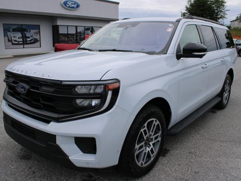 Used 2025 Ford Expedition Max Active AWD/4WD image 2