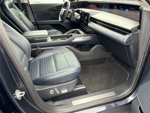 Used 2024 Lincoln Nautilus Reserve image 13