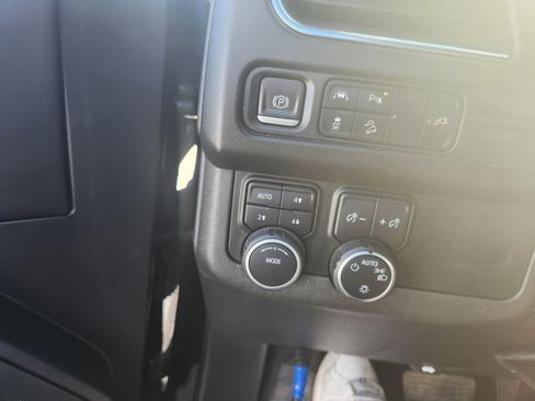 Used 2022 Chevrolet Suburban Premier image 20