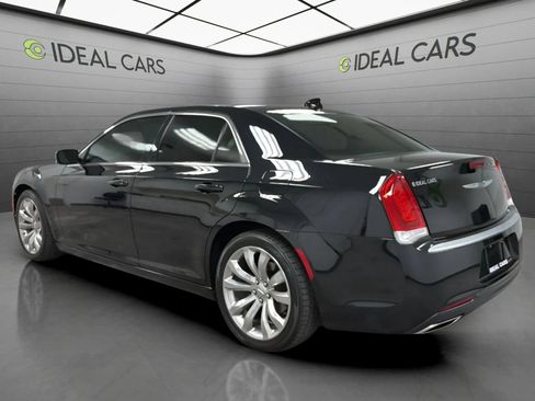 Used 2018 Chrysler 300 Touring w/ Chrome Appearance Package RWD image 7