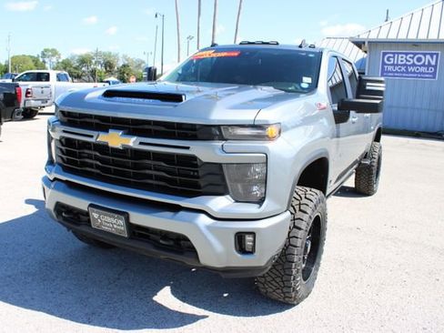 Used 2024 Chevrolet Silverado 2500 LT AWD/4WD image 3