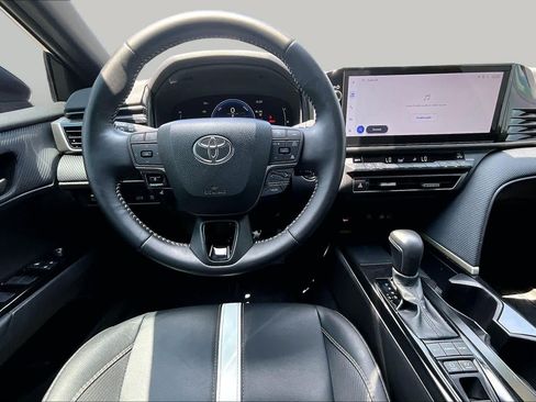 Used 2025 Toyota Camry SE FWD image 6