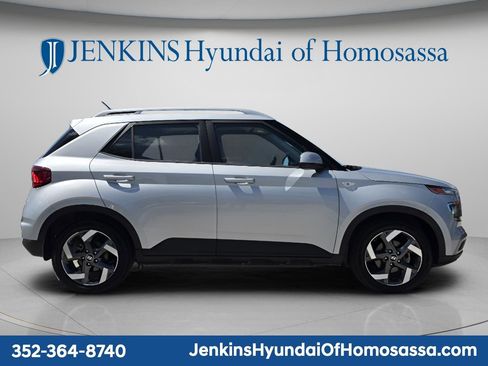 Used 2023 Hyundai Venue SEL FWD image 2