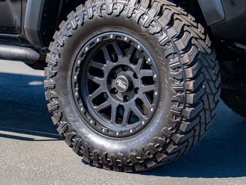 Used 2018 Toyota Tacoma TRD Off-Road AWD/4WD image 7