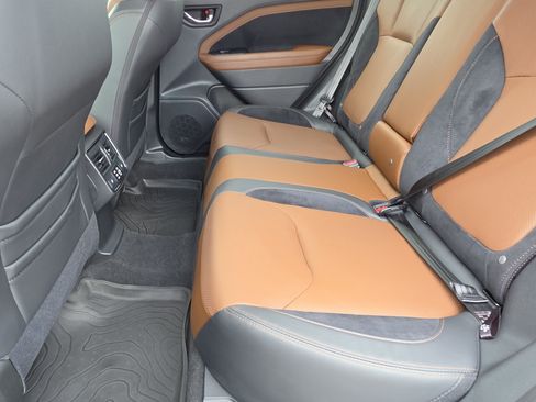 Used 2025 Subaru Forester Touring w/ Popular Package - Touring AWD/4WD image 9