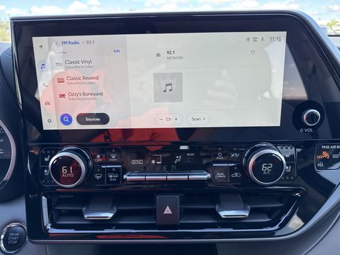 Used 2023 Toyota Highlander Limited image 12