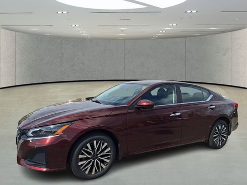 Used 2023 Nissan Altima 2.5 SV w/ SV Premium Package image 1