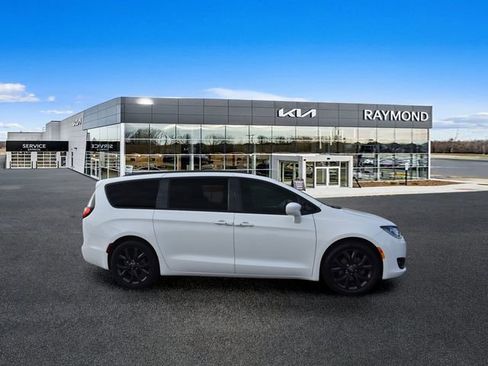 Used 2019 Chrysler Pacifica Touring Plus w/ S Appearance Package FWD image 2