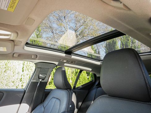 Used 2025 Volvo XC40 B5 Core image 28