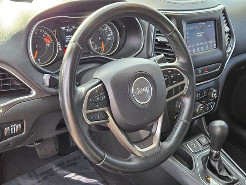 Used 2019 Jeep Cherokee Latitude Plus FWD image 18